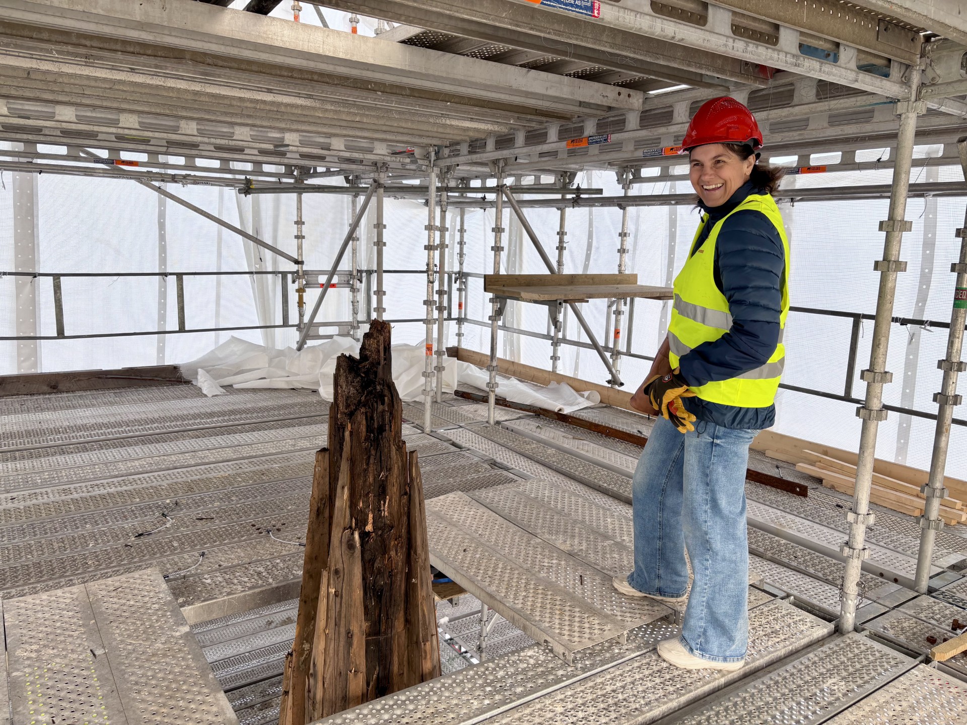 Tone Bergene Aabrekk står på toppen av kirketårnet
